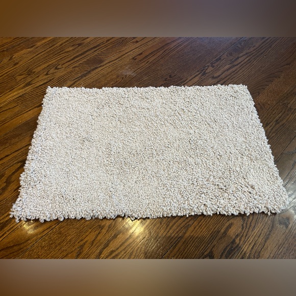 (1) 27.5inches x 17 inches Beige Shaggy Rug/Mat - Picture 2 of 5